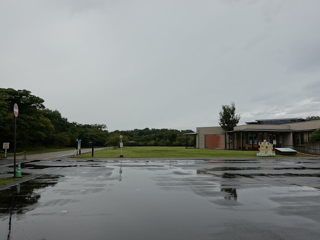 雨のむきばんだ遺跡公園の駐車場