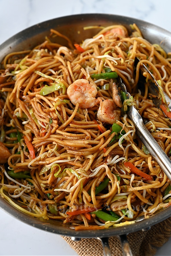 a pan with easy shrimp chowmein