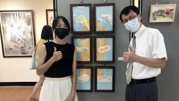 ▲李泓儀向員林高中校長楊豪森介紹作品。（圖／記者林明佑翻攝）
