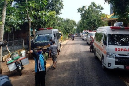 Belasan ambulans disiapkan di lokasi longsor di Nganjuk 