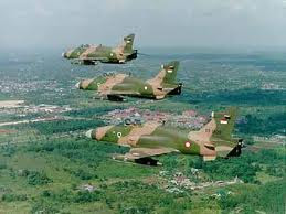 Pesawat tempur TNI AU paksa turun pesawat tempur musuh.