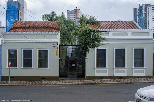Duas casas na Rua Saldanha Marinho