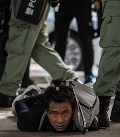 Manifestante pela liberdade preso em Hong