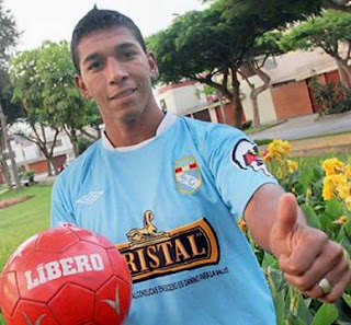 Juan Carlos Mariño posando con la pelota de Libero 
