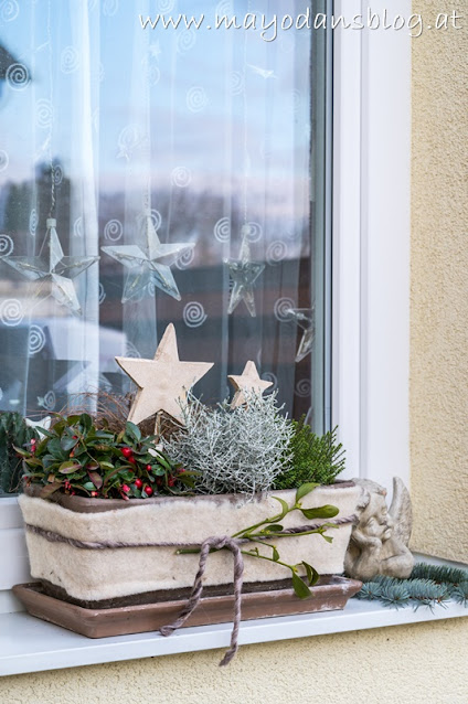 Blumenkästen mit Weihnachtsdeko