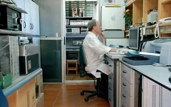Felipe Carcerany, EA3UU, ante el ordenador de su "cuarto de radio".