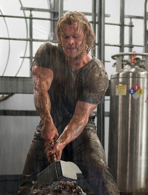 chris hemsworth thor muscle. Chris Hemsworth as thor biceps