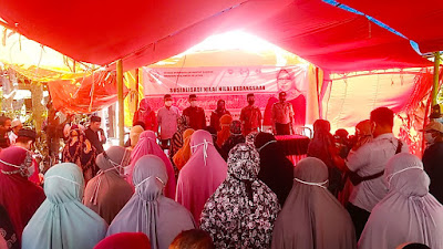 Sosialisasi Nilai-nilai Kebangsaan di Desa Padakkalawa, Hj.Kartini Lolo Bagikan Al-Qur'an ke Masyarakat