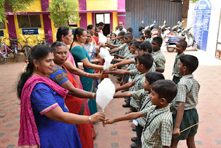 475 மாணவர்களுக்கு பாப்கார்ன்.பஞ்சுமிட்டாய் வழங்கி அசத்தலாய் ஆசிரியர் தின விழா கொண்டாடிய அரசுப்பள்ளி