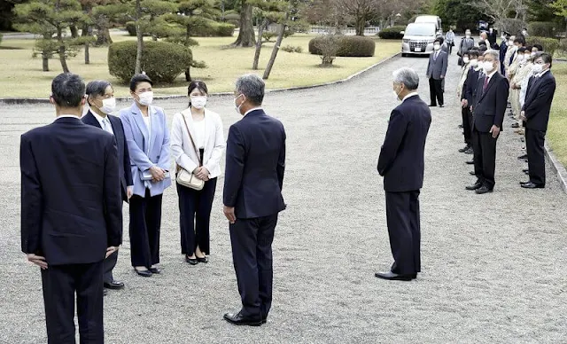 Emperor Naruhito, Empress Masako and their daughters Princess Aiko went to Goryo Bokujo for spring holiday. Blue blazer