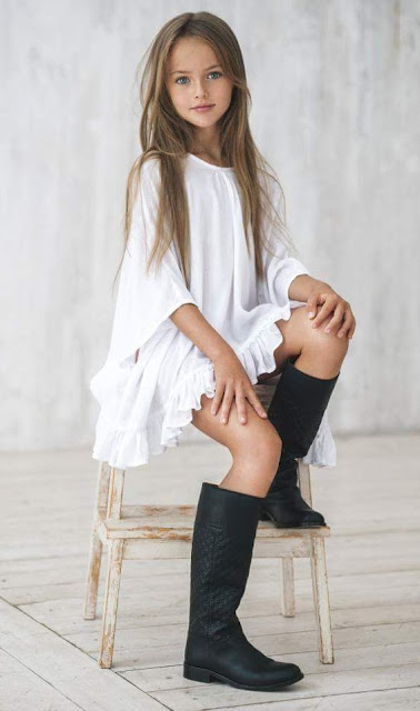 Mini fashion-bloggers redefining fashion statement. I cute little fashionable girls