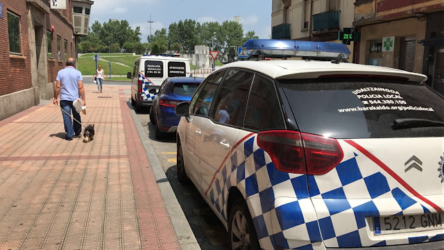 Coche patrulla ante la comisaría