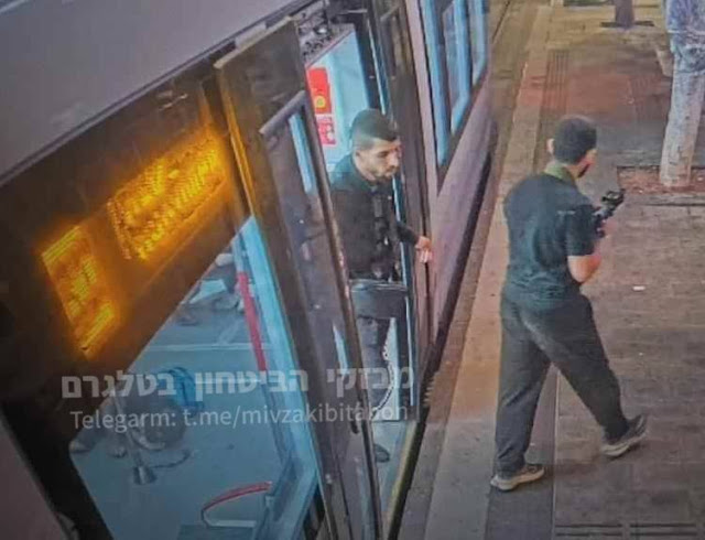 Attacco terroristico a Tel Aviv: Terroristi armi in pugno in strada