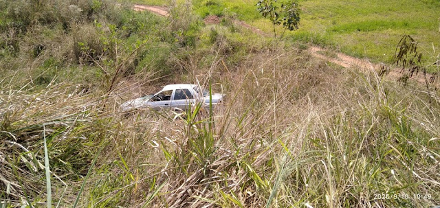 Motorista perde controle da direção e carro cai em ribanceira em Presidente Prudente