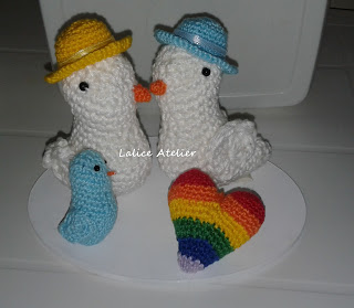 topo bolo pombinhos,topo bolo amigurumi,topo bolo casal passarinhos,LGBT, casamento LGBT, casal LGBT, topo de bolo LGBT, crochê LGBT