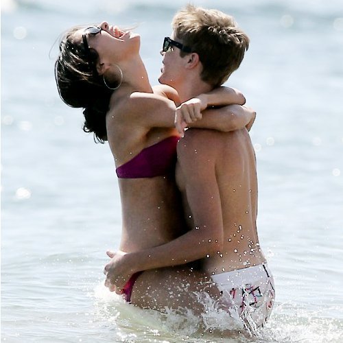 justin bieber selena gomez beach photos. Justin Bieber Kissing Selena