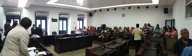 Acompanhamento da sessão na Câmara Municipal de Cabo Frio.