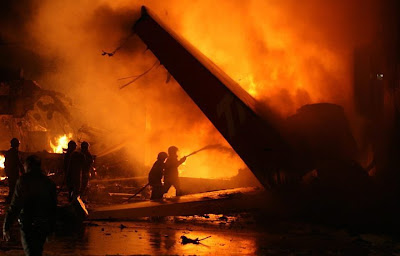 Bombeiros apagam fogo de galpão da TAM atingido por Airbus e Congonha / Foto de Eugênio Goulart, do Diário de São Paulo