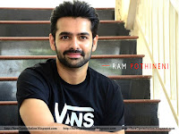 no. 1 dilwala hero pic, beautiful image ram pothineni in black t shirt sitting on stairs