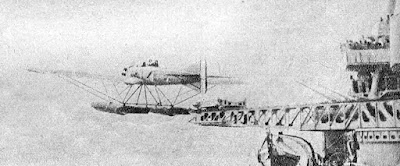 Взлет гидроплана при помощи катапульты с борта французского крейсера. Короткий разбег по рельсам на тележке — и гидроплан в воздухе.