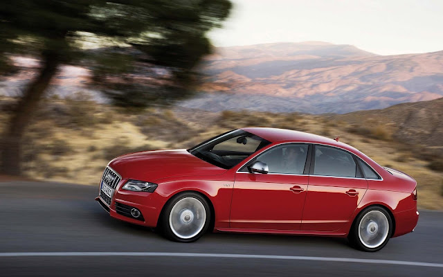 Red Audi V6T Avant