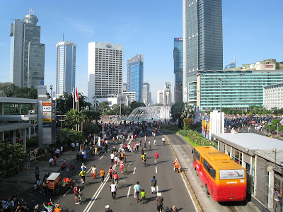 Para wisatawan sedang berkumpul saat ini acara car free day di Jakarta