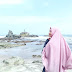 7 Inspirasi Style Hijab Syari ke Pantai