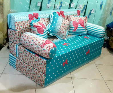 Sofa bed inoac motif kalista saat difungsikan sebagai sofa