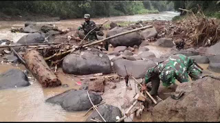 Sub 05 Sektor-11 Satgas Citarum Harum Melaksanakan Pembersihan Sampah Sedimentasi di Sungai Cimeta Anak Sungai Citarum.