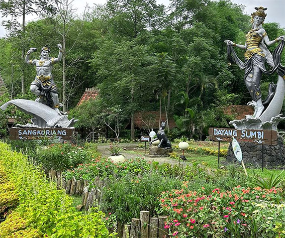 Patung Sangkurian dan Dayang Sumbi di Taman Bunga Dago Dreampark