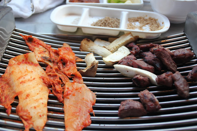 Parrilla con galmaegisal con kimchi y setas