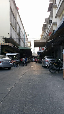 ワットアルンの見える路地