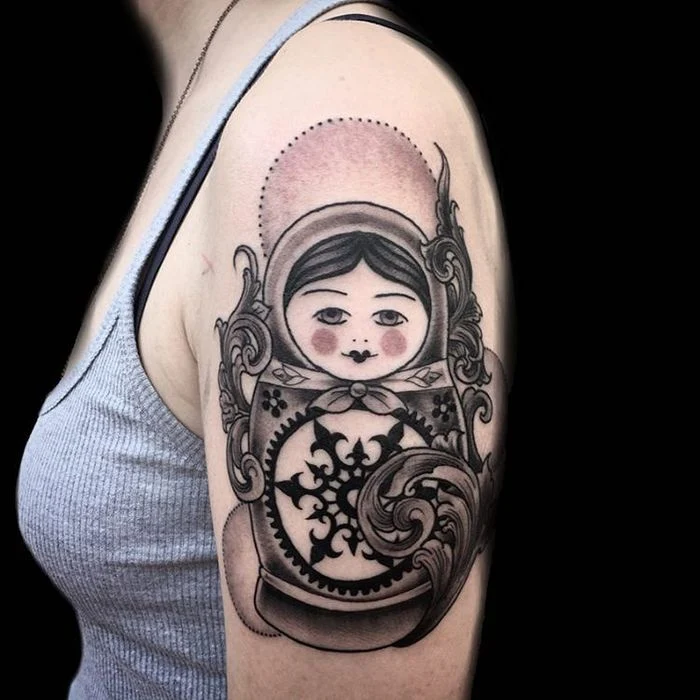 Tatuaje de matrioska para mujer