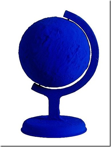 Yves Klein, Le terre bleue, 1957, pigmento I.K.B. e resina su gesso, cm. 35,5x29,5x28