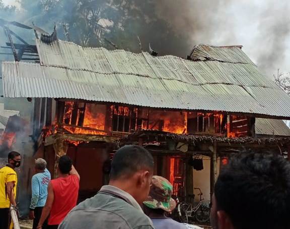 Rumah Milik Nek Aminah Ludes Terbakar