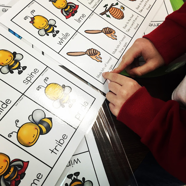 Do you use Reading Wonders in your 1st grade classroom? Here's I supplement Reading Wonders with centers, games, and printable during reading.