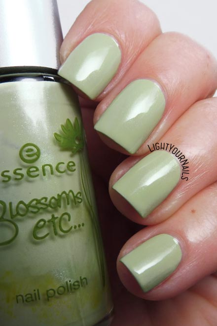 Smalto olografico nude rosa Smalto verde menta Essence A Hint of Mint (Blossoms Etc. TE) mint green nail polish #essence #nails #green #unghie #lighyournails #pantonenilegreen