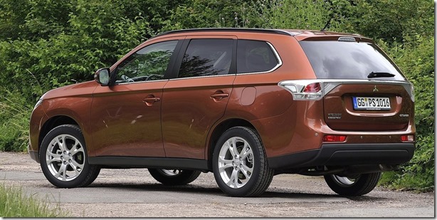2013-Mitsubishi-Outlander-Rear-Side