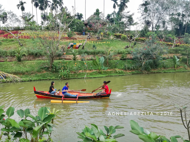 Naik Perahu di Taman The Le Hu Garden