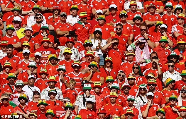 Os torcedores da Copa do Mundo agora podem usar chapéus e roupas com as cores do arco-íris