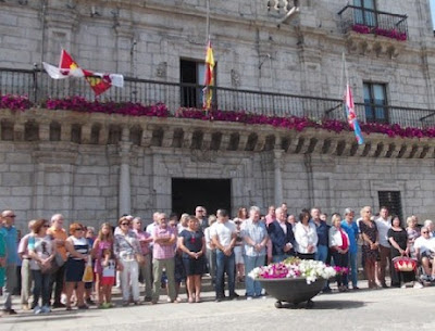 La concejala de Cs, Ruth Santín, en el minuto de silencio contra los atentados de Las Ramblas.