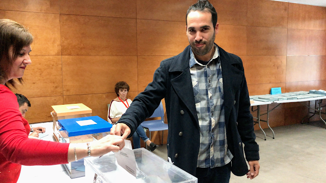 Eder Álvarez vota en la casa de cultura de San Vicente