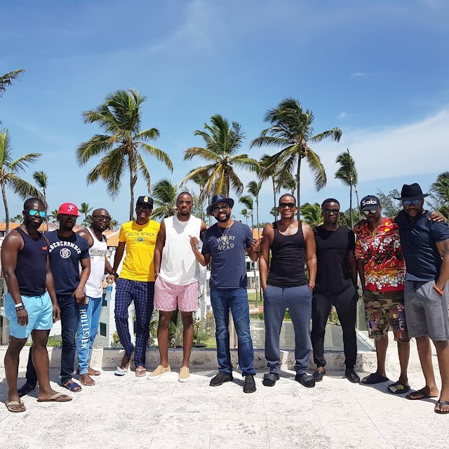 Banky w chilled out with his friends to end is single life in pinta cana