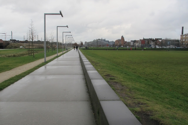 Antwerpen: winterse rommelmarkt in park spoor noord