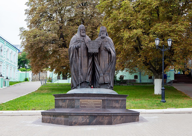 Памятник патриарху Алексию II и митрополиту Лавру