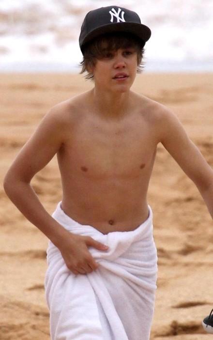 hot pics of justin bieber shirtless. justin bieber on the beach