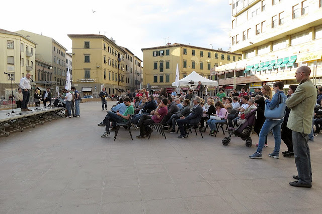 Il sindaco Filippo Nogarin parla in Piazza Attias, Livorno