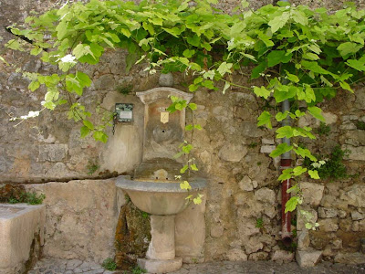 A fountain in Villecroze