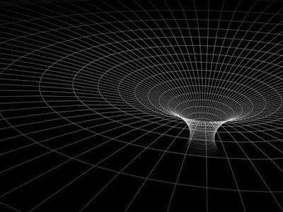 Se você cair em um buraco negro, você vai morrer, isso é certeza. Mas o que acontece antes disso?  A força gravitacional de um buraco negro depende de sua massa. A uma distância fixa do centro, ele não é mais forte ou mais fraco do que uma estrela com a mesma massa. A diferença é que, uma vez que um buraco negro não tem uma superfície, a força gravitacional pode continuar aumentando à medida que você se aproxima do centro.  A própria força gravitacional não é o problema, o problema é a alteração na força, a força de maré. Ela vai esticar qualquer objeto, esse processo estendido tem um até um nome técnico chamado de "Espaguetificação." Isso é o que acabará por matá-lo. Só que isso vai depender se acontecer antes ou depois de atravessar o horizonte, mais uma vez, sobre a massa do buraco negro. Quanto maior a massa, menor é a curvatura do espaço-tempo no horizonte, e menor a força de maré. Deixando de lado um monte de gás quente e um turbilhão de partículas, você tem boas chances de sobreviver a travessia do horizonte de um buraco negro supermassivo, como o do centro da nossa galáxia. Você poderia, no entanto, ser provavelmente dilacerado antes de cruzar o horizonte de um buraco negro de massa estelar. E demoraria um tempo finito para alcançar o horizonte de um buraco negro.   Para um observador de fora no entanto, você pareceria estar se movendo cada vez mais lento e mais lento, e nunca conseguiria o bastante para vê-lo chegar ao buraco negro, devido ao (tecnicamente e infinitamente grande) ''redshift graviacional''. Se você levar em conta que os buracos negros evaporam, e isso não chega a demorar uma eternidade, seus amigos acabariam por vê-lo desaparecer. E isso poderia levar algo em torno de 100 bilhões de anos. Em um artigo que apareceu recentemente em "Quick And Dirty Tips" (http://migre.me/tDqOh ) ( caracterizado por SciAm ), Sabrina Stierwalt explica em ''Everyday Einstein''.  "À medida que você se aproxima de um buraco negro, você não nota uma mudança no tempo que você experimenta, mas a partir de uma perspectiva externa, o tempo parece diminuir e eventualmente ''se rasteja'' quase parando para você [...] Então, quem está certo ? Essa discrepância, cuja realidade é, em última instância está correta, sendo que essa é uma uma área altamente contestada de pesquisa da física atual. "  Não, não é bem assim. Os dois observadores têm diferentes descrições do processo de cair em um buraco negro, porque eles usam diferentes coordenadas de tempo. Não há contradição entre as respectivas conclusões. A história do observador externo é uma versão infinitamente esticada da história do observador em queda, cobrindo apenas a parte antes de atravessar o horizonte. Ninguém esta contestando isso. Eu suspeito que essa confusão foi causada pela ideia da complementaridade dos buraco negros.   Que é de fato uma área de pesquisa altamente contestada na física atual. De acordo com a complementaridade do buraco negro, a informação que cai em um buraco negro tanto entra como sai. Isto entra em contradição com a mecânica quântica, que proíbe fazer cópias exatas de um estado. A ideia da complementaridade dos buracos negros é, que ninguém jamais pode fazer uma medição para documentar o que é proibido e, portanto, essa não é uma verdadeira incoerência. Tomando essas tais medidas é normalmente é impossível, porque o observador movendo-se sob a influência da gravidade rumo a um buraco negro só tem uma quantidade limitada de tempo antes de se chocar com a singularidade.   A complementaridade do Buraco negro é realmente uma ideia muito filosófica. Agora, a questão negra são os firewall's, eles apontam que a complementaridade do buraco negro é inconsistente. Mesmo que você não possa medir que uma cópia tenha sido feita, empurraria as informações que se movem sob a influência da gravidade em direção na radiação de saída, e isso muda o estado do vácuo nas imediações do horizonte para um estado que já não é vazio. Esse é o firewall. seja ele como for, mesmo na complementaridade do buraco negro o observador que estiver se movendo em direção ao buraco negro ainda ira cair, e cruzar o horizonte em um tempo finito. Essa é a verdadeira questão que impulsiona várias pesquisas atuais, é de como a informação sai do buraco negro antes de estar completamente evaporada.   Esse é um tema que vem sendo discutido há mais de 40 anos, e agora há poucos indícios de que os teóricos concordam em uma solução. E por que concordariam ? Deixando de lado analogias de fluidos, não há nenhuma evidência experimental para o que acontece com as informações existentes em um buraco negro, e consequentemente, não há razão para teóricos convergirem para qualquer uma das opções. A avaliação da teoria nesta área de investigação é puramente não-empírica, para isso vamos utilizar uma expressão usada pelo filósofo Richard Dawid. É por isso que eu acho que se quisermos ver progresso nos fundamentos da física, nós que temos de pensar muito cuidadosamente sobre os critérios não-empíricos que usamos.