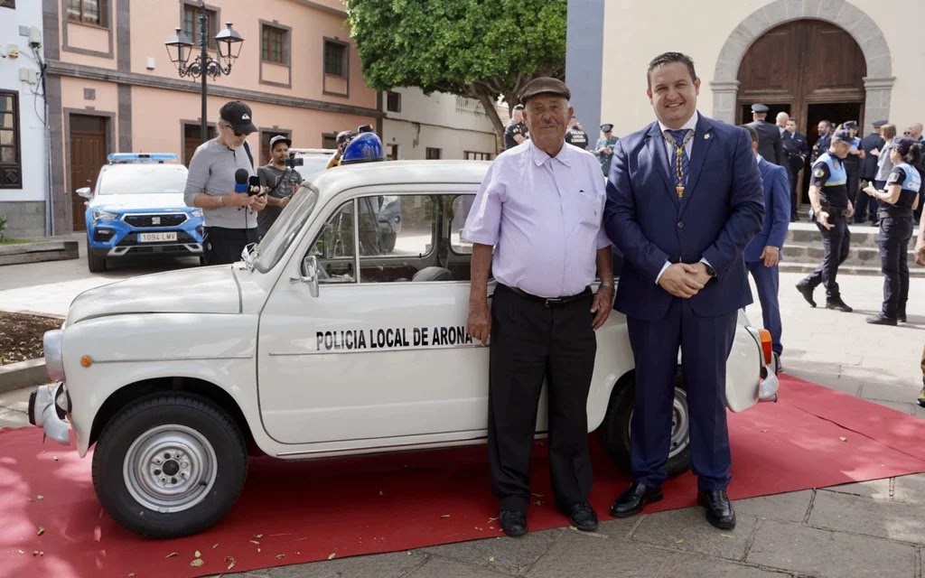 "Calillo" junto al que fue su vehículo patrulla y el entonces Alcalde de Arona el día del San Quintín, Patrón del Cuerpo (PLC Blog).